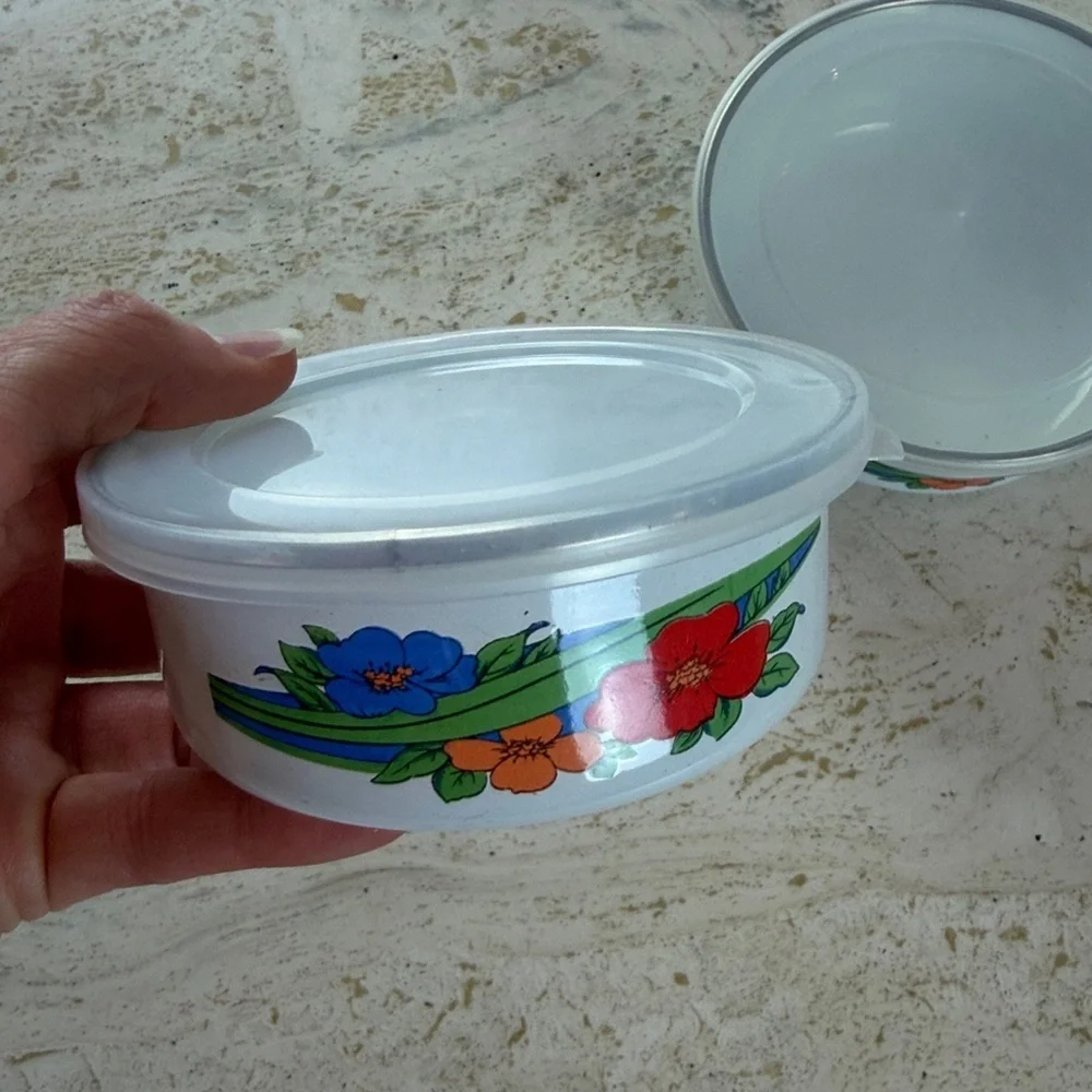 Vintage White Enamelware Nesting Bowls Set of 4 w Lids — Red/Orange/Blue Flowers